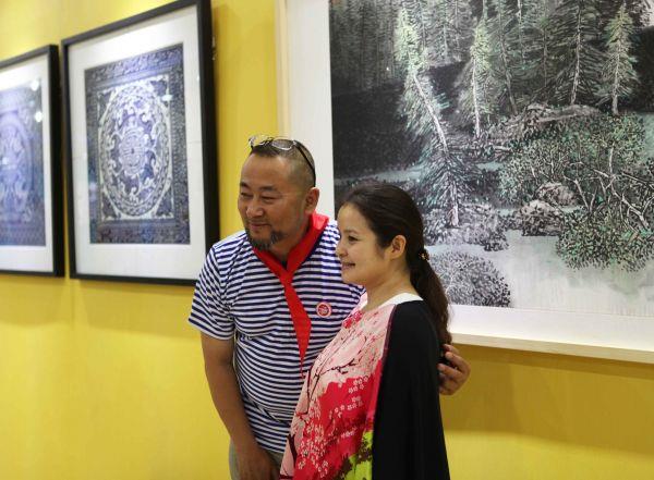 从新疆专程赶到现场的中青四期学员、美术家彭召胜(左一)在自己作品前与研修院导师、音乐家吴碧霞合影留念