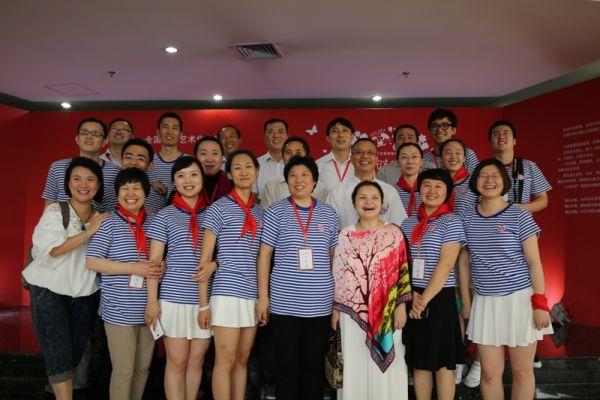 研修院工作人员与部分导师、校友合影